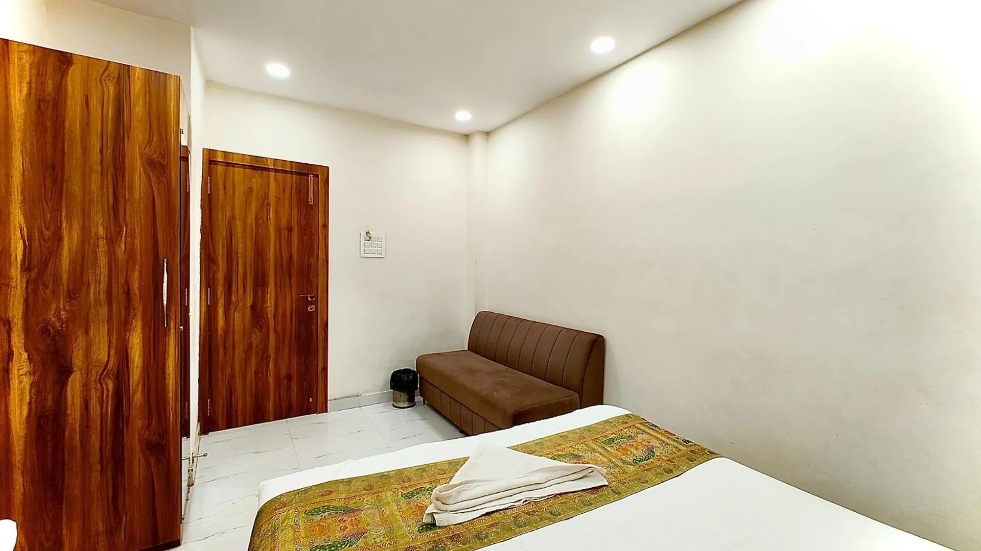 Varanasi Luxury Hotel Bnk Grand #Near Baba Vishwanath Temple And Ganga Aarti Ghat- #Fully Air Conditioning #Lift # Free Wi-Fi #Room Service #Premium Room & Best Hotel In Varanasi