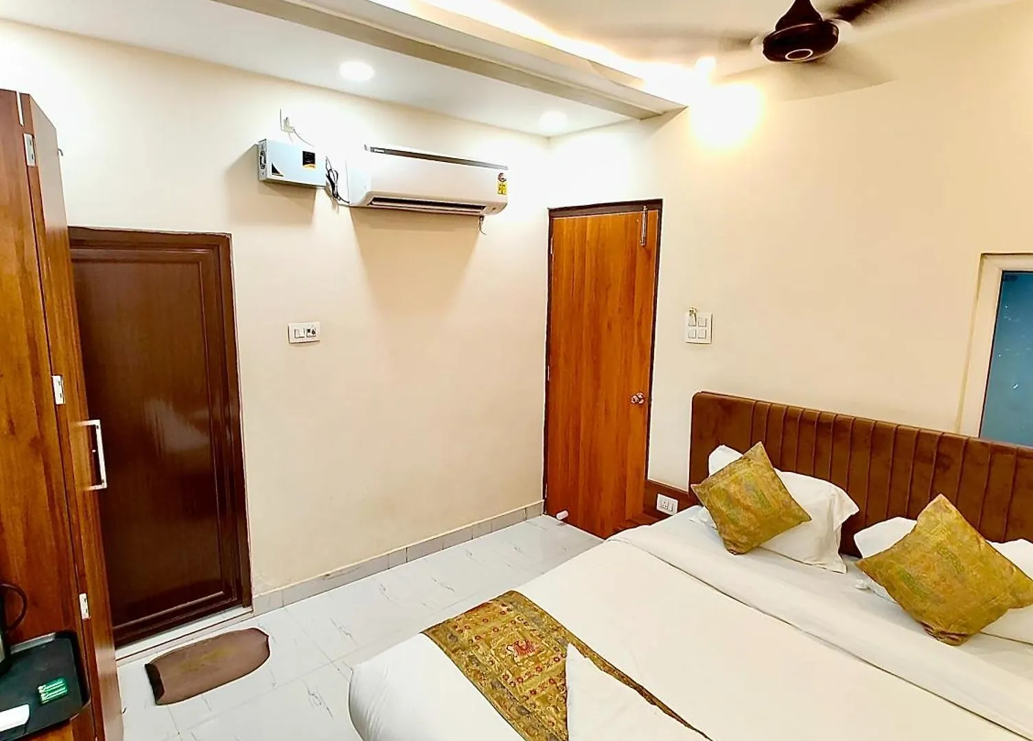 Varanasi Luxury Hotel Bnk Grand #Near Baba Vishwanath Temple And Ganga Aarti Ghat- #Fully Air Conditioning #Lift # Free Wi-Fi #Room Service #Premium Room & Best Hotel In Varanasi