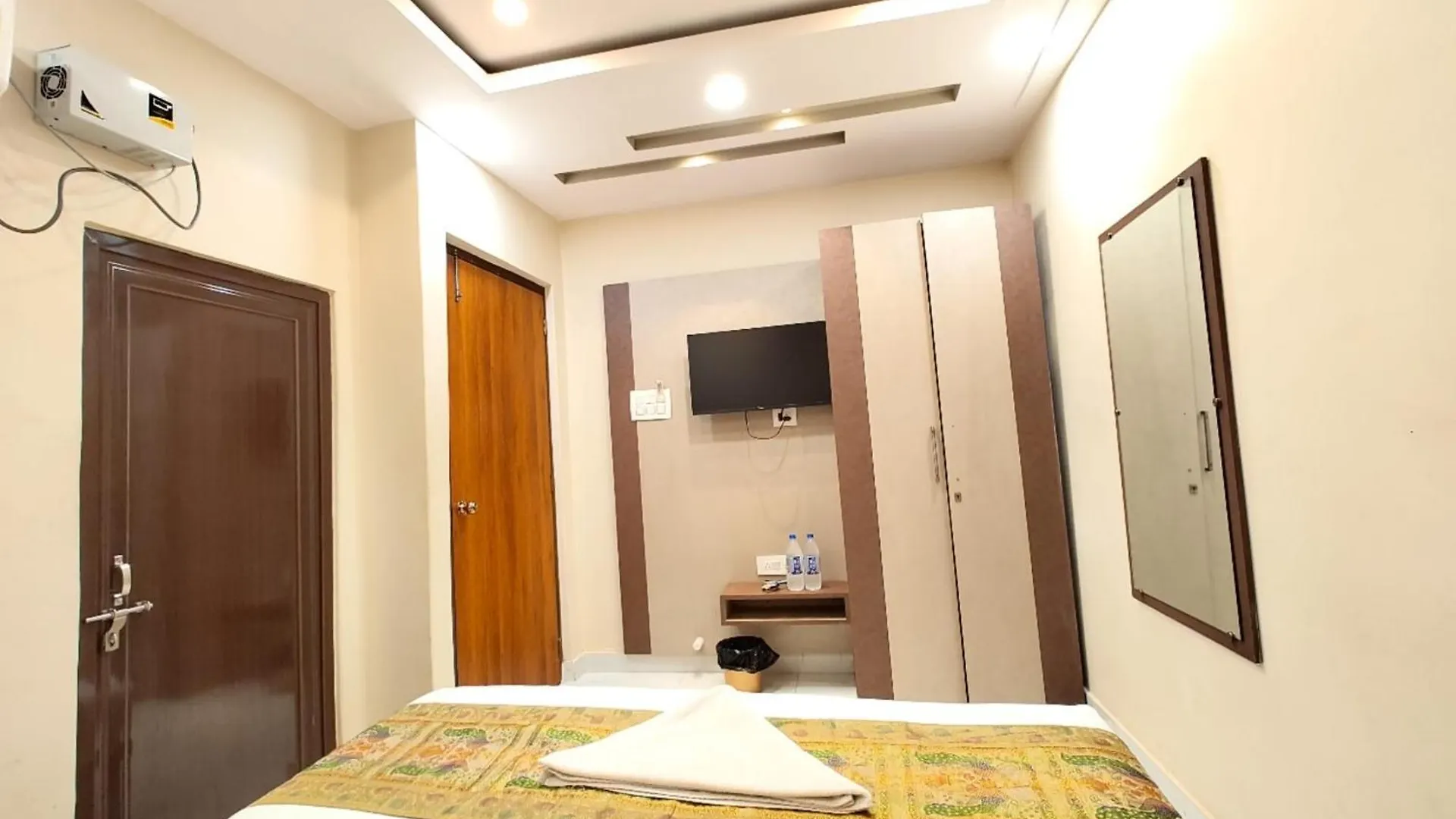 Varanasi Luxury Hotel Bnk Grand #Near Baba Vishwanath Temple And Ganga Aarti Ghat- #Fully Air Conditioning #Lift # Free Wi-Fi #Room Service #Premium Room & Best Hotel In Varanasi 3*,  Índia