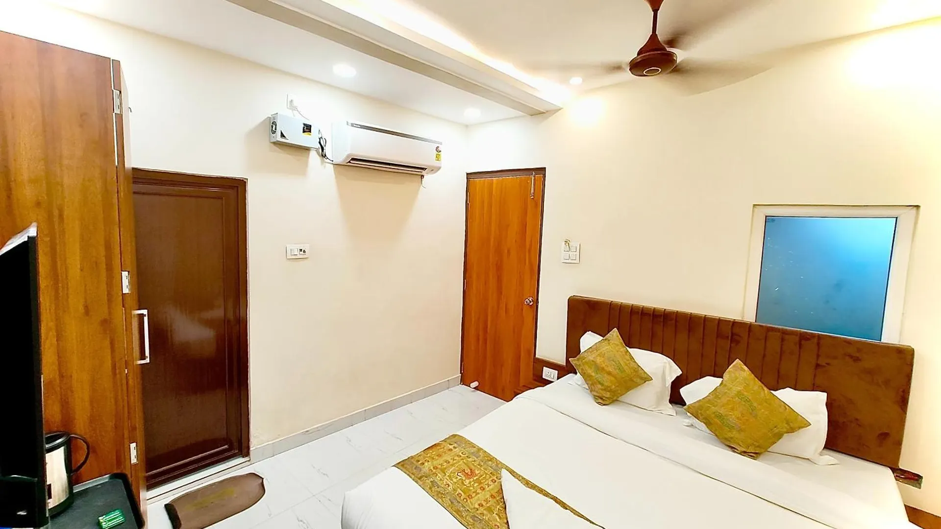 Varanasi Luxury Hotel Bnk Grand #Near Baba Vishwanath Temple And Ganga Aarti Ghat- #Fully Air Conditioning #Lift # Free Wi-Fi #Room Service #Premium Room & Best Hotel In Varanasi