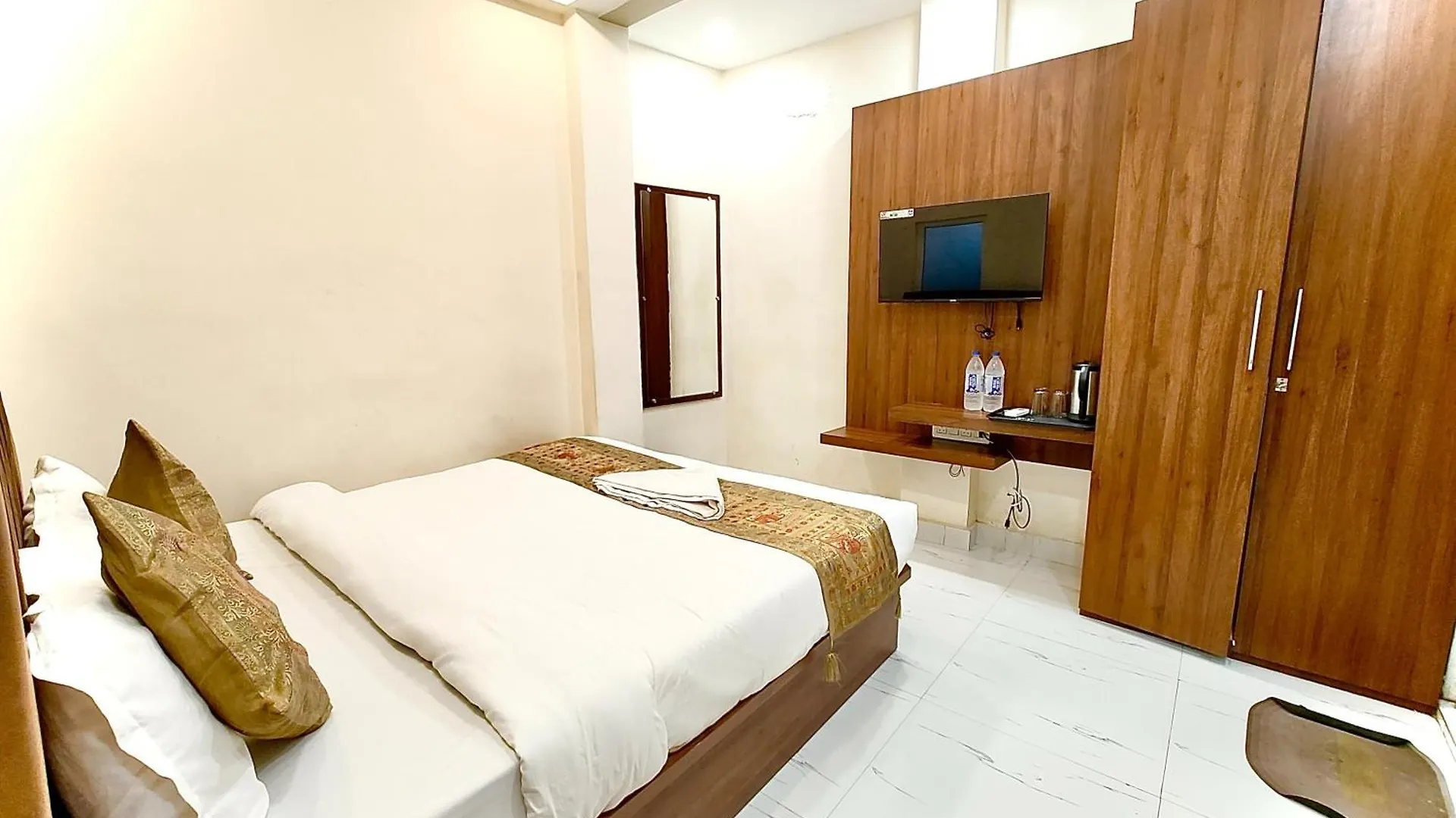 Varanasi Luxury Hotel Bnk Grand #Near Baba Vishwanath Temple And Ganga Aarti Ghat- #Fully Air Conditioning #Lift # Free Wi-Fi #Room Service #Premium Room & Best Hotel In Varanasi