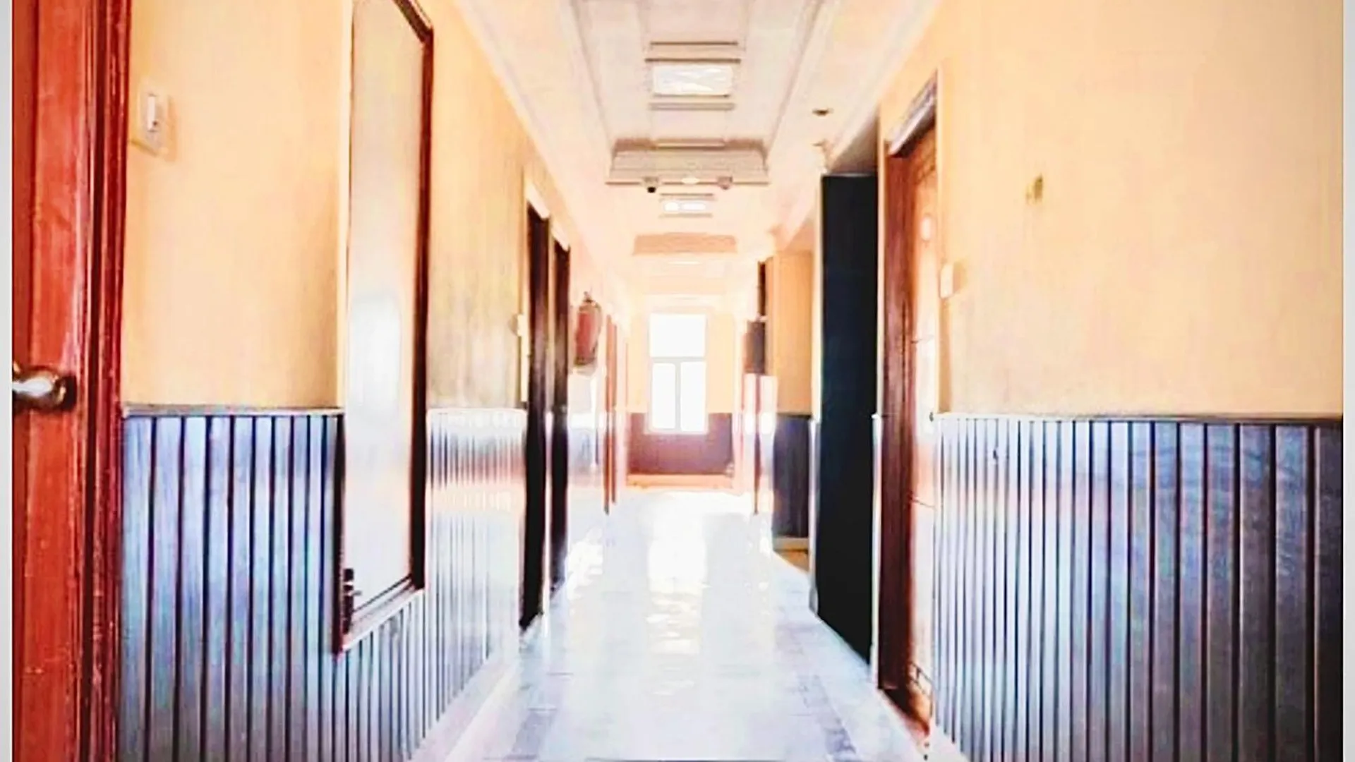 Varanasi Luxury Hotel Bnk Grand #Near Baba Vishwanath Temple And Ganga Aarti Ghat- #Fully Air Conditioning #Lift # Free Wi-Fi #Room Service #Premium Room & Best Hotel In Varanasi 3*,  Índia