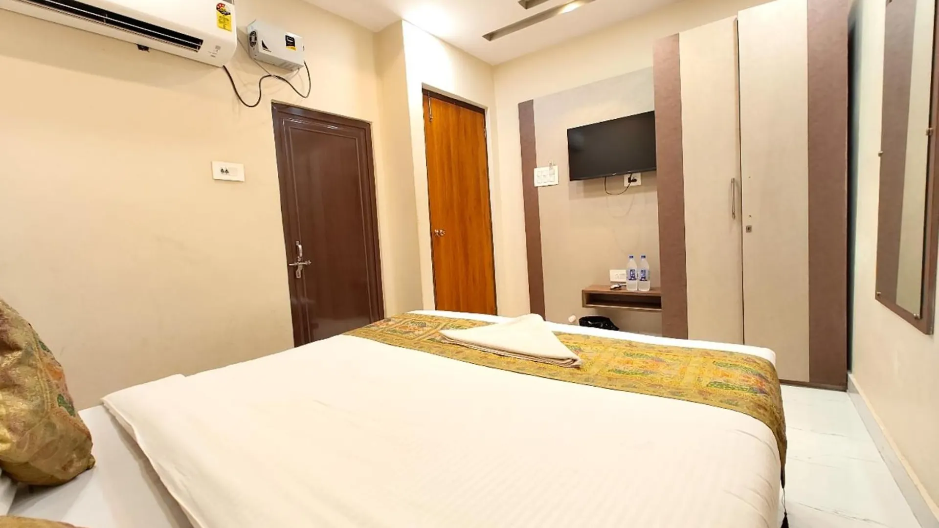Varanasi Luxury Hotel Bnk Grand #Near Baba Vishwanath Temple And Ganga Aarti Ghat- #Fully Air Conditioning #Lift # Free Wi-Fi #Room Service #Premium Room & Best Hotel In Varanasi